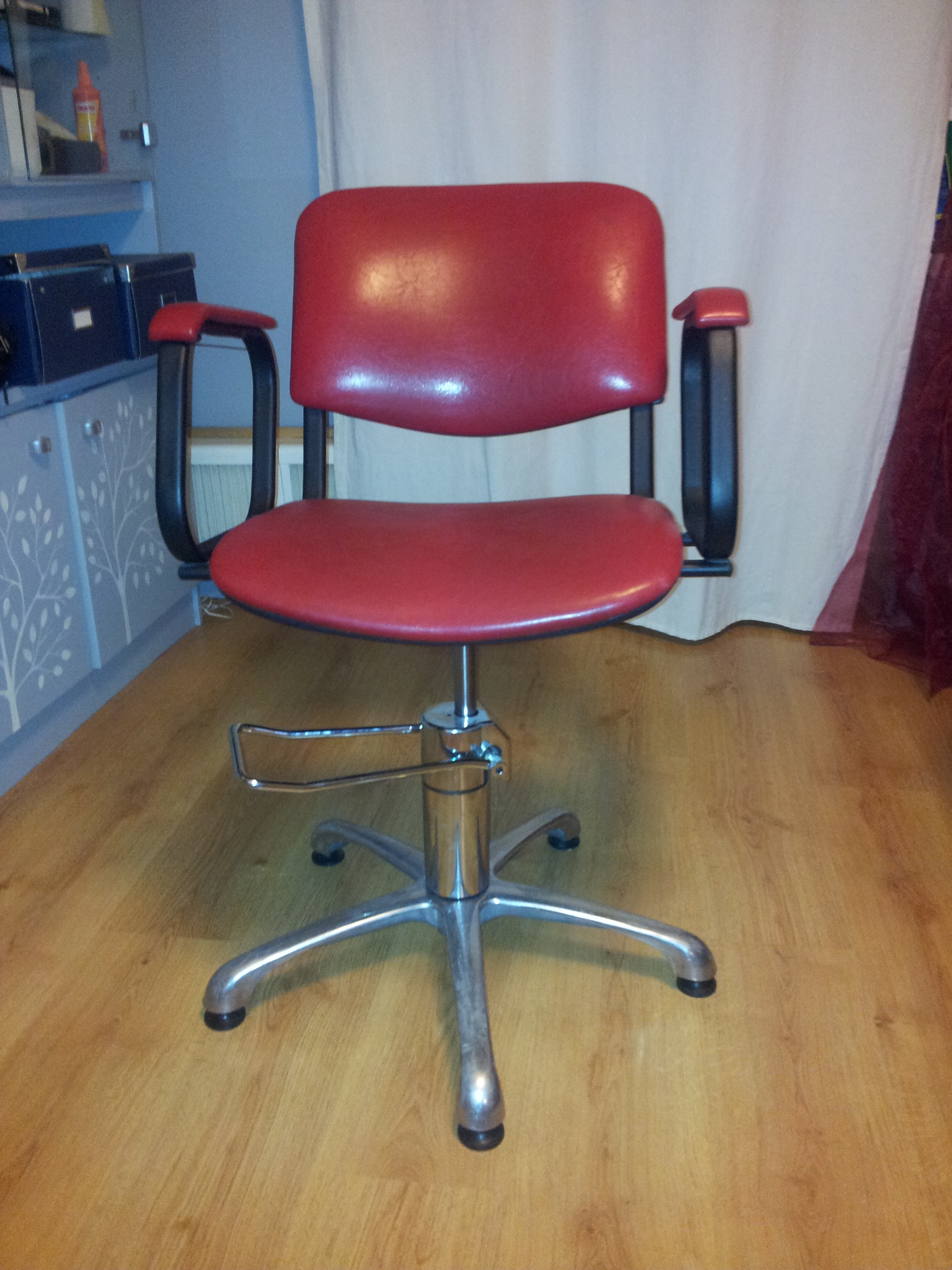 Парикмахерское кресло бу. Кресло для парикмахерской. Мебель для парикмахерской стул для парикмахера. Бэушные кресла. Кресло на роликах для парикмахера.