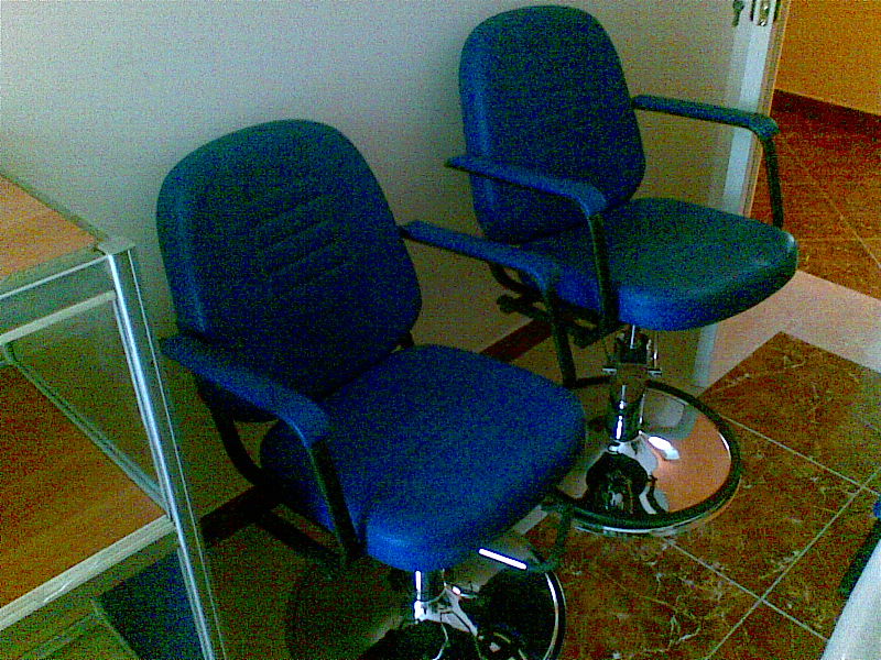 Офисные кресла бу купить. Кресло для парикмахерской. Парикмахерское оборудование б/у. Кресло офисное эконом. Стулья парикмахерские эконом.