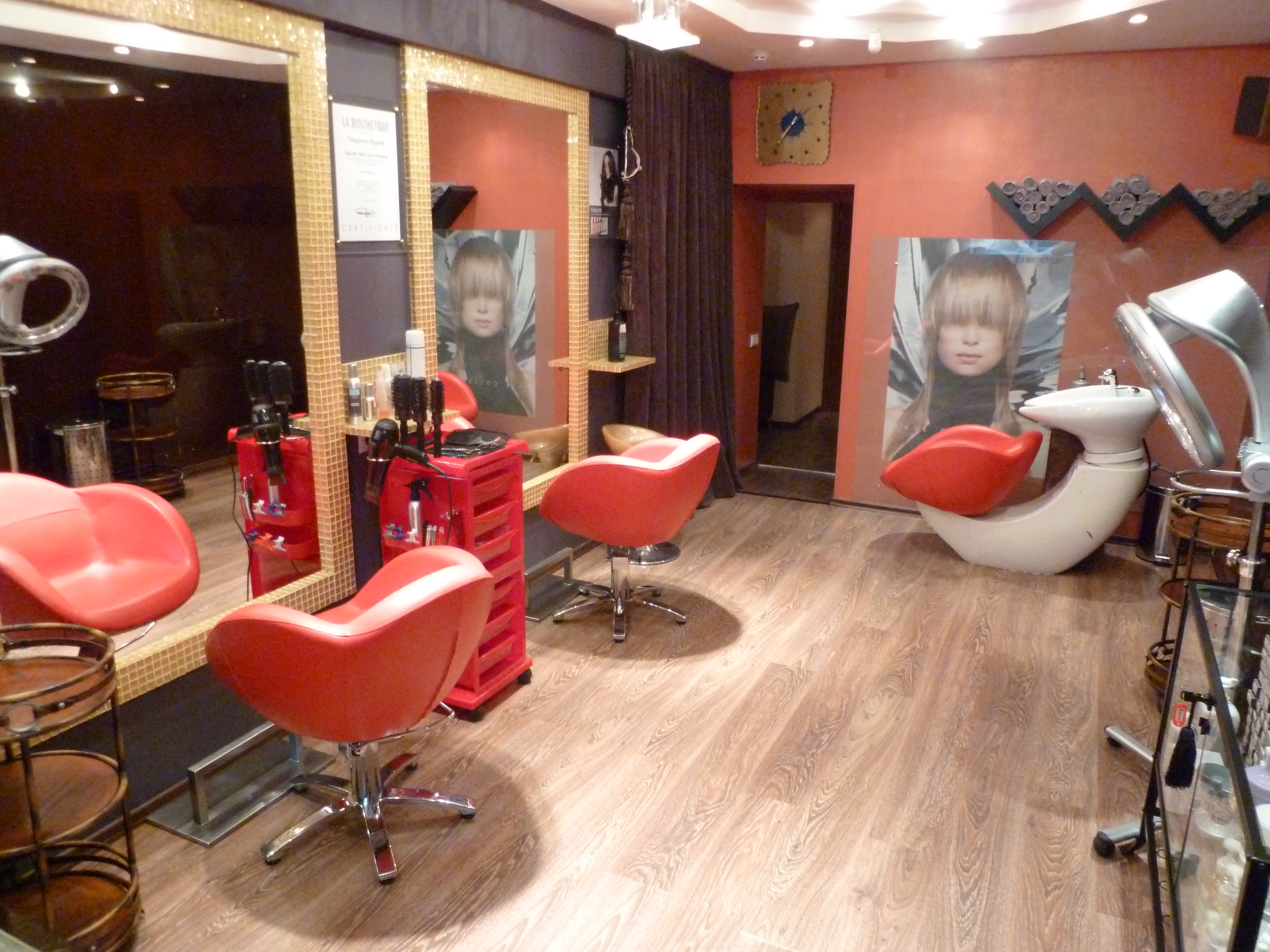 Салон парикмахерская дома. Интерьер парикмахерской эконом. Кресло парикмахера в салоне. Парикмахерская с красными креслами. Парикмахерская внутри.